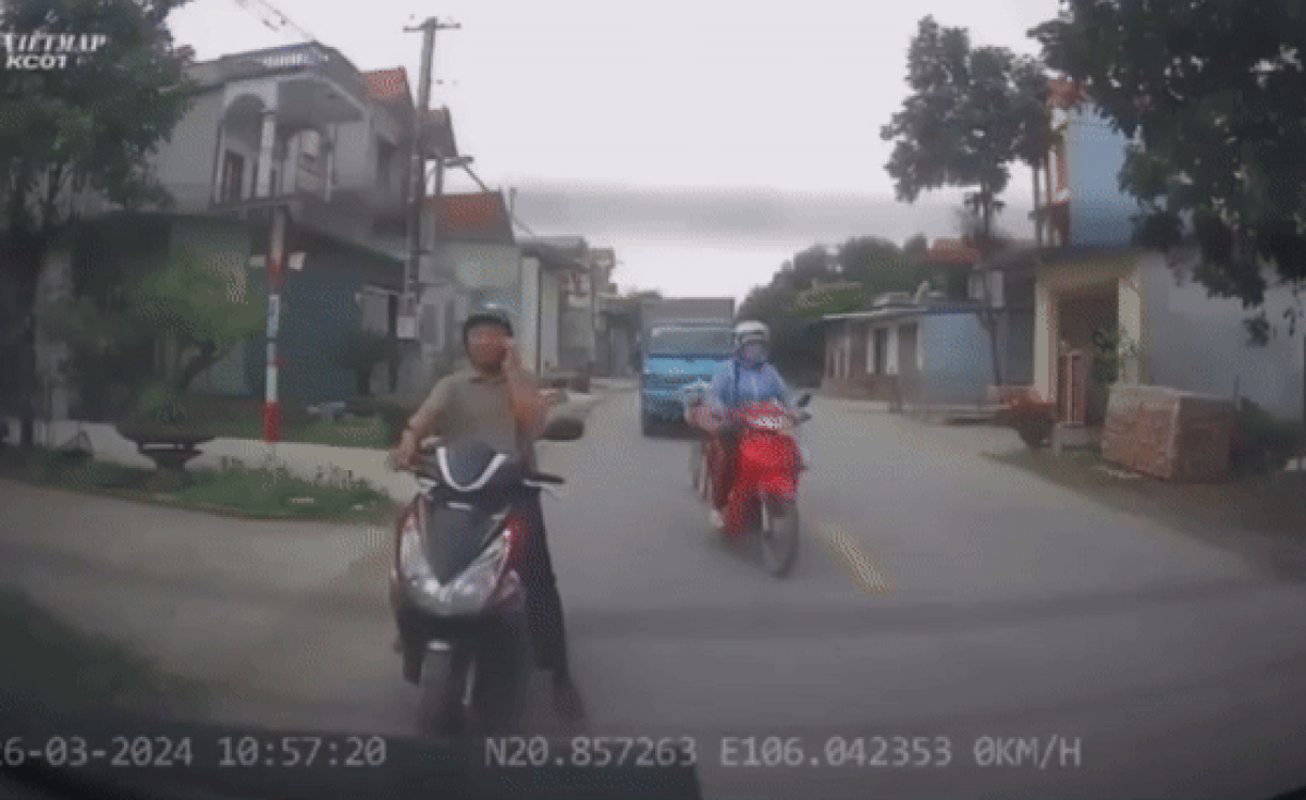Vừa nghe điện thoại vừa lái xe máy, người đàn ông gây tai nạn rồi có hành động bất ngờ Ảnh 1