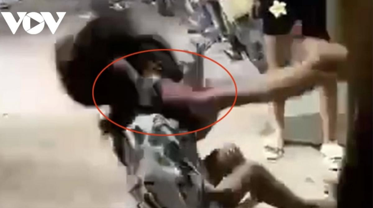 Xót xa nữ sinh lớp 7 ở Bình Dương bị đánh hội đồng, mẹ nghẹn ngào khi xem video Ảnh 2