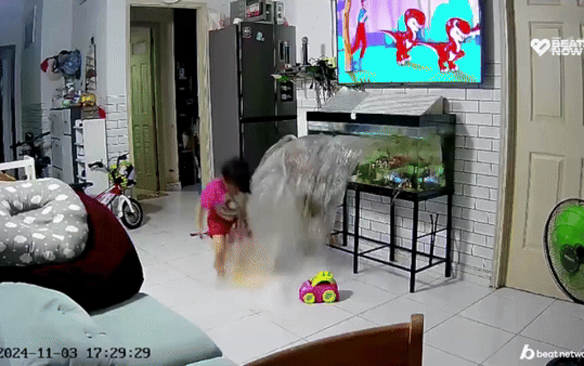 Bé gái đang chơi cạnh bể cá bỗng nước ào ào, camera ghi lại sự cố khó tin Ảnh 1