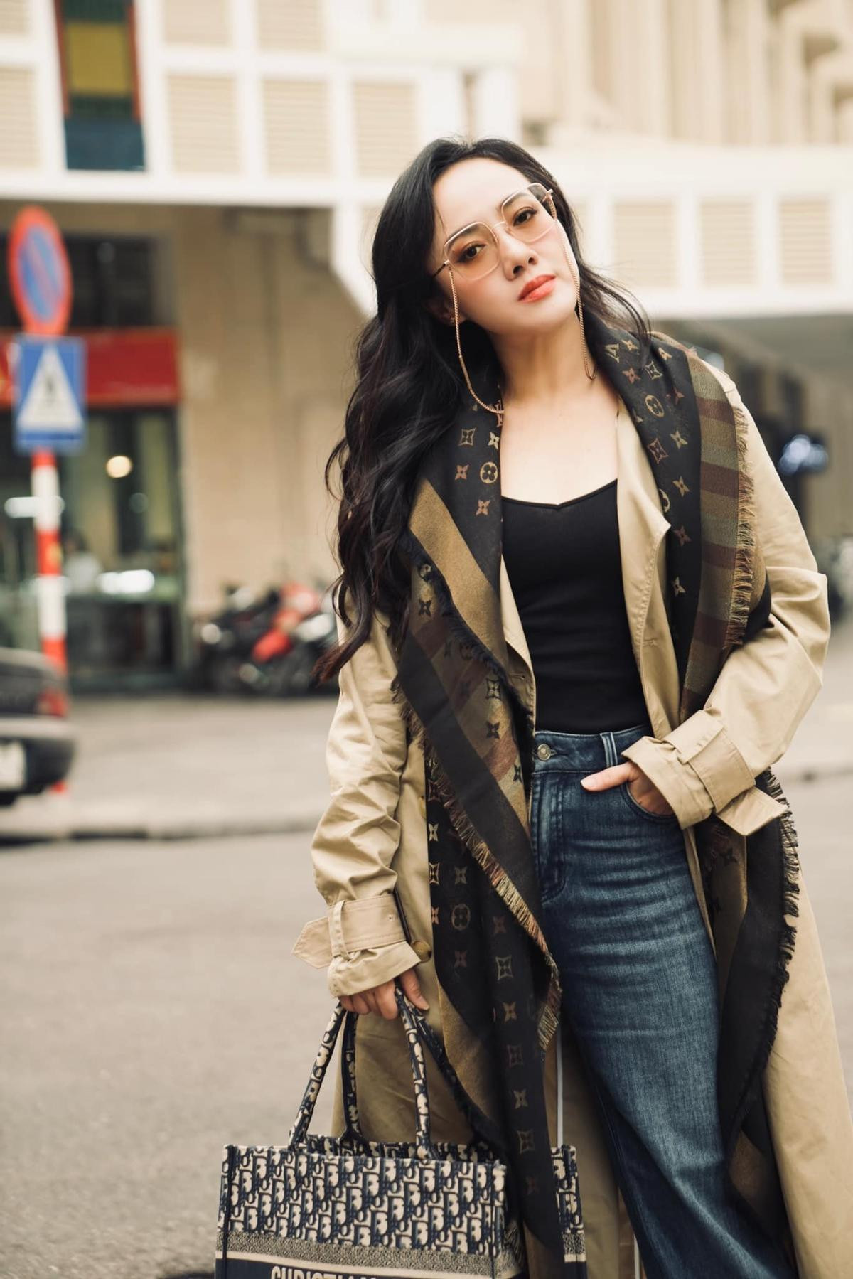 Có thể là hình ảnh về 1 người, áo dạ khuy sừng, kính mắt, khăn quàng cổ và áo khoác ngoài