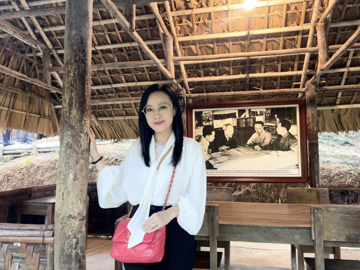 Có thể là hình ảnh về 3 người