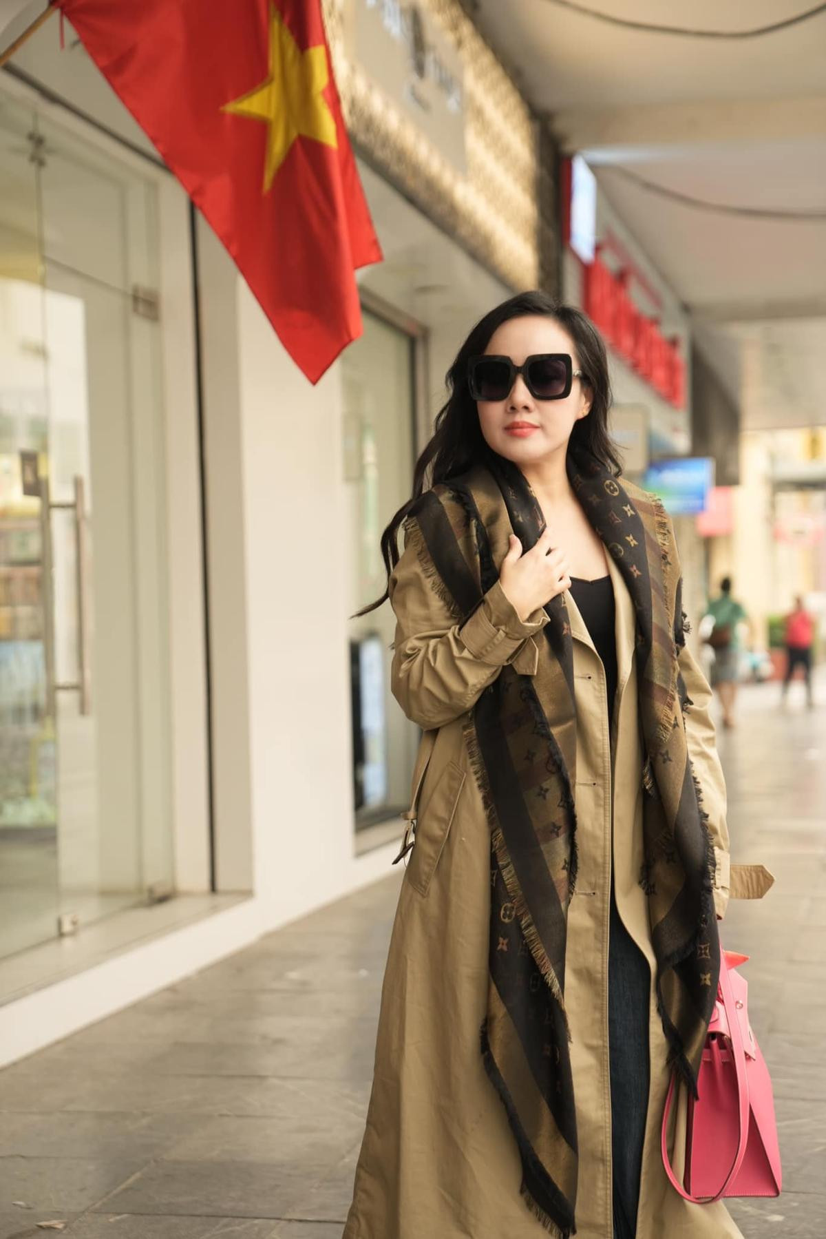 Có thể là hình ảnh về 2 người, khăn quàng cổ và áo khoác ngoài