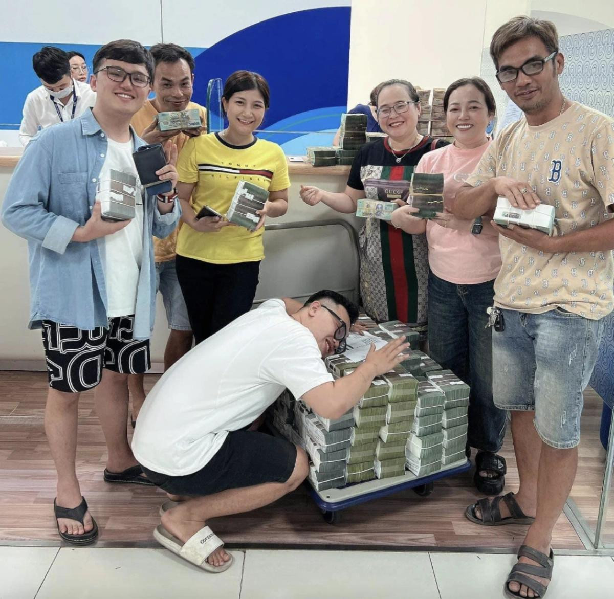 'Ôm' vé số ế cả gia đình trúng độc đắc 34 tỷ đồng Ảnh 2