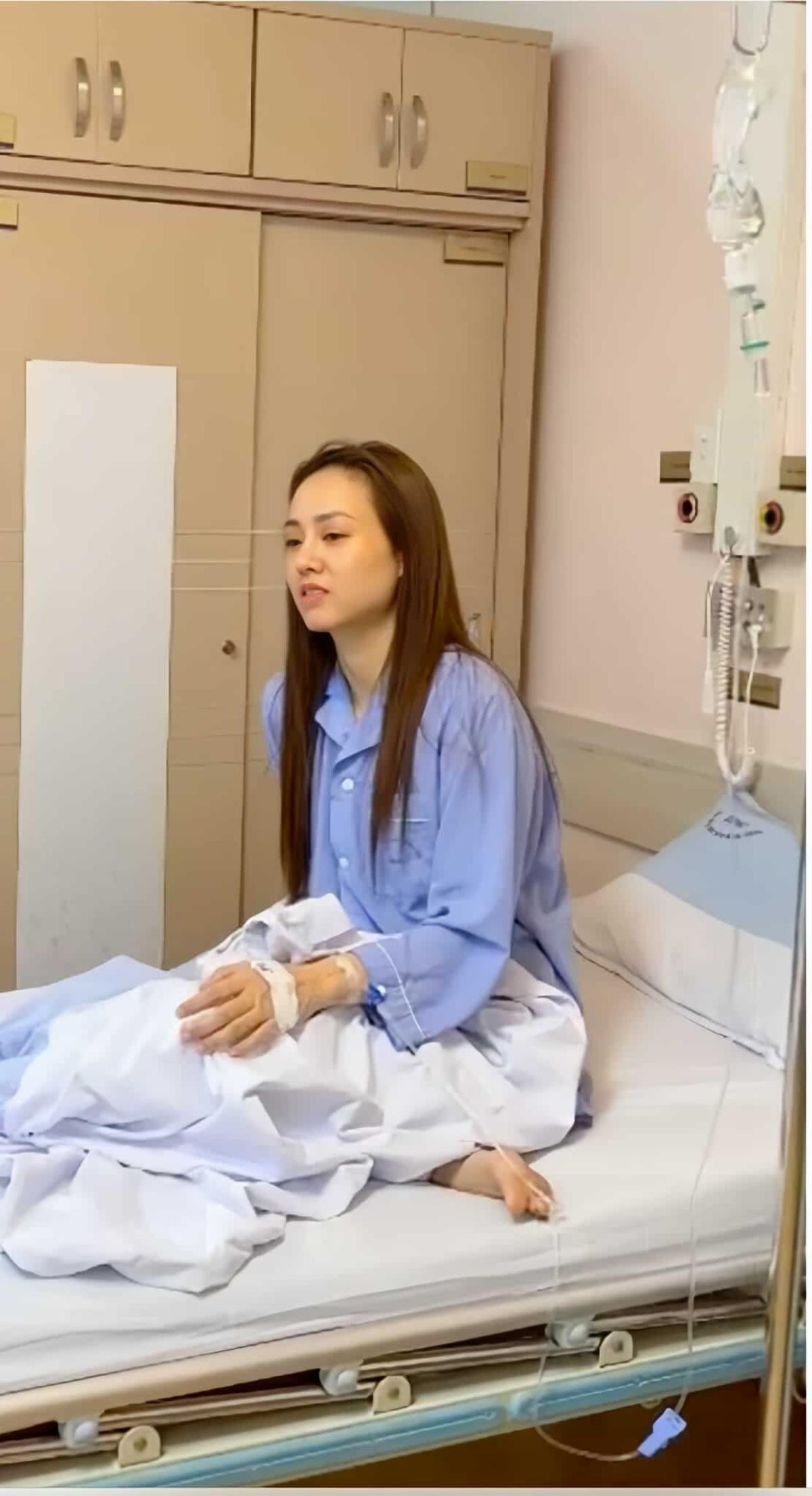 Vợ Công Lý tiều tụy, xanh xao truyền dịch trên giường bệnh Ảnh 1