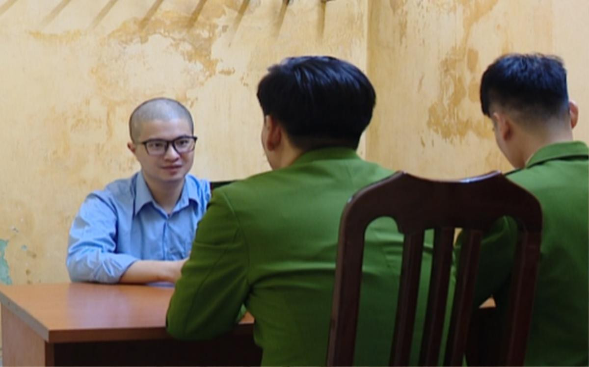 Hình ảnh Mr.Pips tại Cơ quan điều tra: Cạo trọc đầu, ngồi khúm núm Ảnh 2