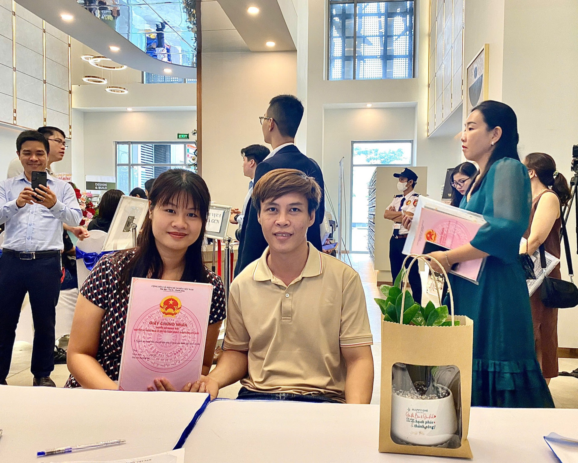 Cư dân Happy One Central nhận sổ sớm vượt kỳ vọng