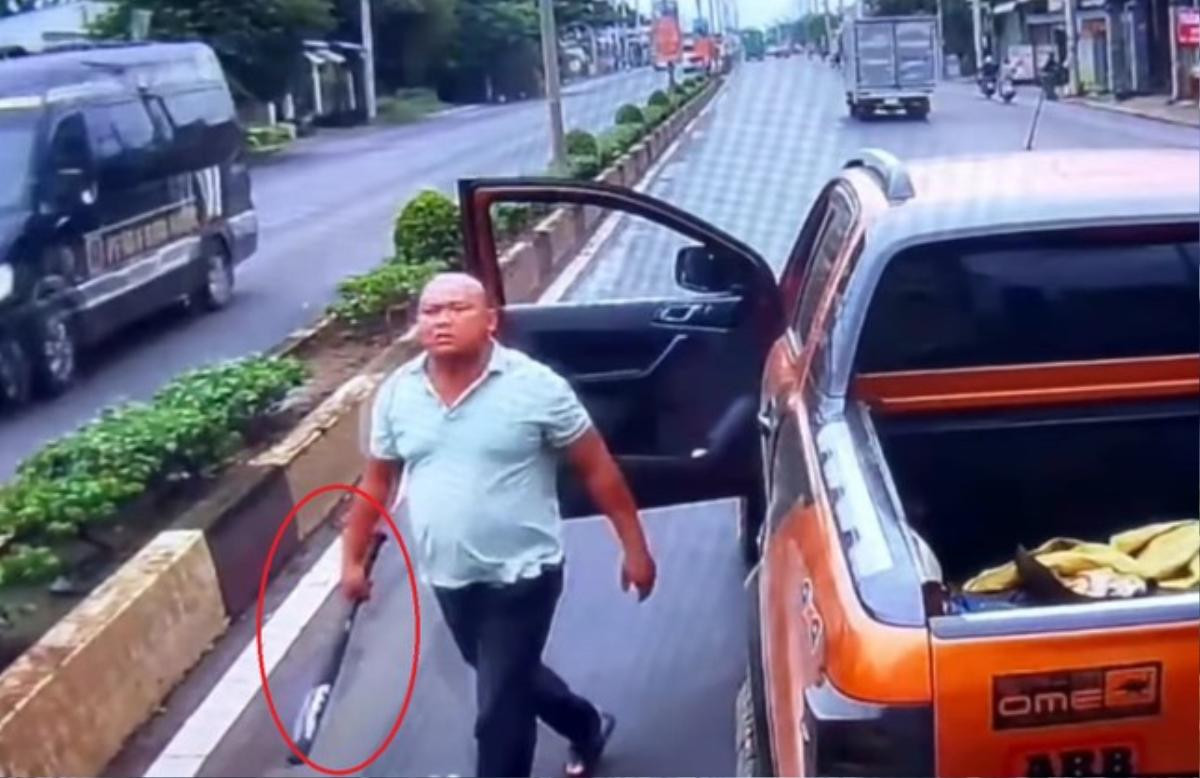 Bất ngờ nhân thân người đàn ông cầm gậy sắt, bình xịt hơi cay đe dọa nam tài xế Ảnh 1