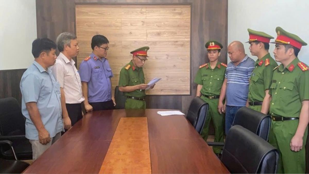 Bất ngờ nhân thân người đàn ông cầm gậy sắt, bình xịt hơi cay đe dọa nam tài xế Ảnh 2