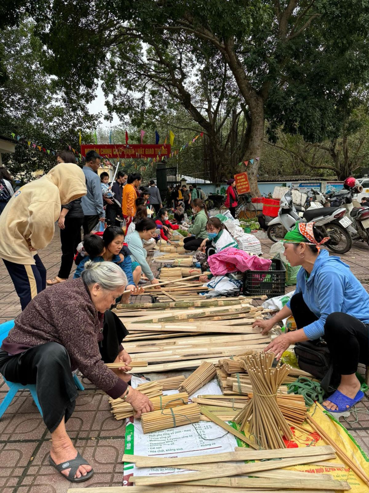 Chợ độc lạ ở Bắc Giang, cả năm chỉ họp đúng 1 lần vào ngày giáp Tết Nguyên đán Ảnh 1