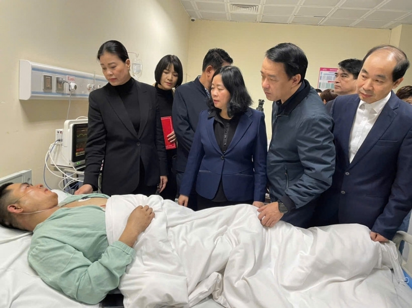 Uỷ viên Bộ Chính trị, Bí thư Thành uỷ, Trưởng đoàn Đại biểu Quốc hội Hà Nội Bùi Thị Minh Hoài thăm hỏi nạn nhân đang được điều trị tại Bệnh viện E.