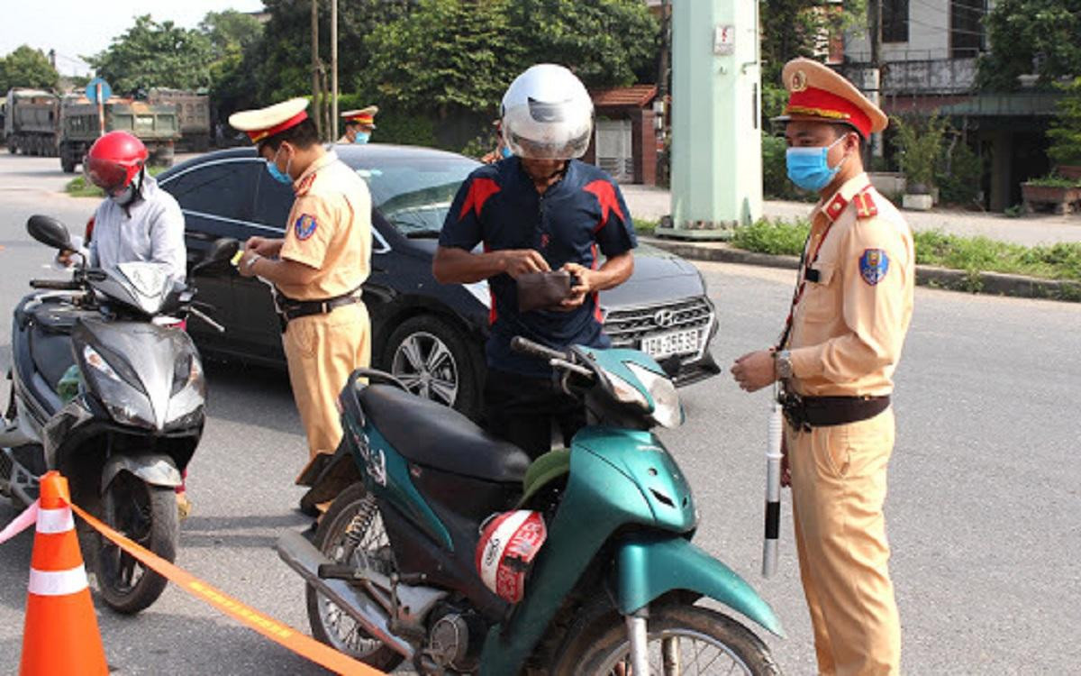 Nhờ 'camera chạy bằng cơm', Hà Nội thu 2,7 tỷ đồng tiền xử phạt vi phạm giao thông Ảnh 1