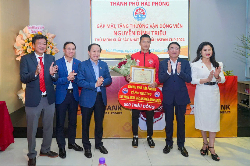 Lãnh đạo TP. Hải Phòng trao Bằng khen và tặng thưởng cho thủ môn Nguyễn Đình Triệu.