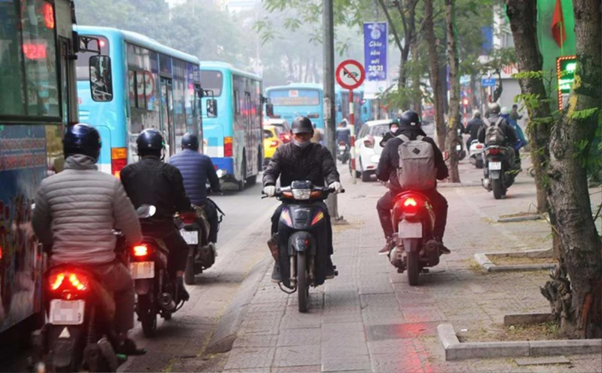 Cũng đi xe máy lên vỉa hè nhưng những trường hợp này không bị phạt 6 triệu đồng Ảnh 1