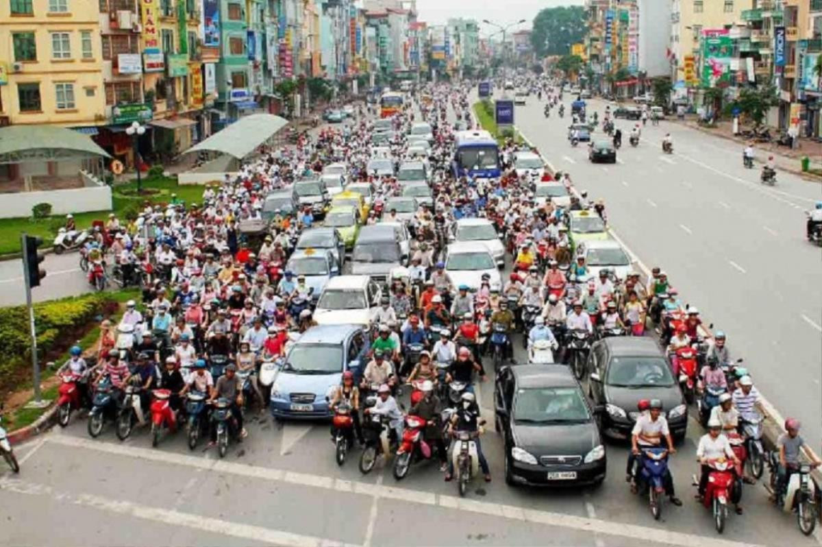 Người điều khiển phương tiện dừng đèn đỏ quá vạch sơn bị phạt bao nhiêu tiền? Ảnh 1