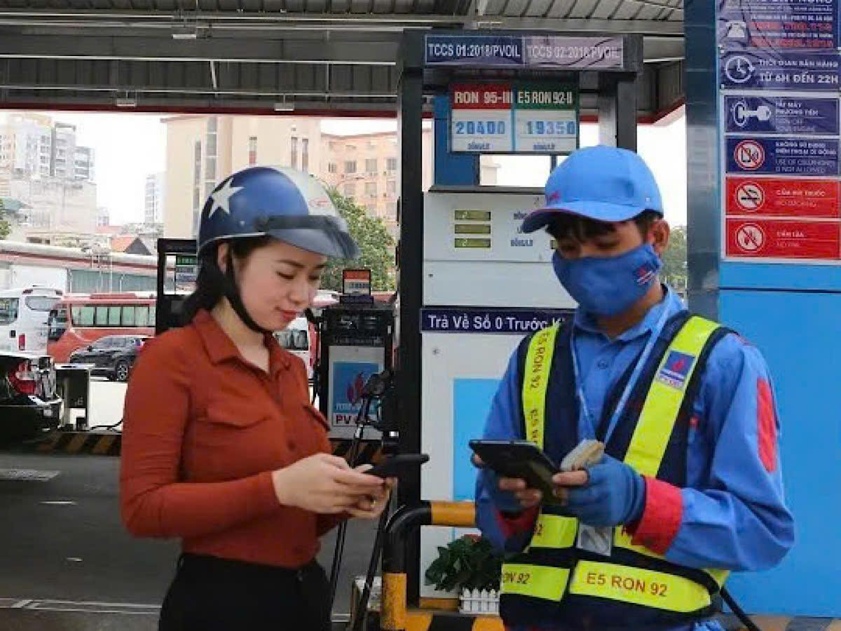 Đề xuất mới: Sử dụng điện thoại ở cây xăng bị phạt đến 14 triệu đồng Ảnh 1