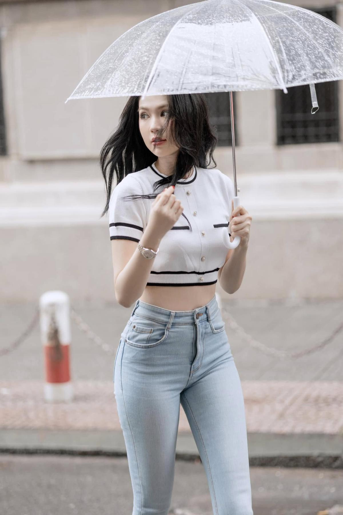 Ngọc Trinh đẹp ngỡ ngàng với crop-top khoe eo thon Ảnh 3