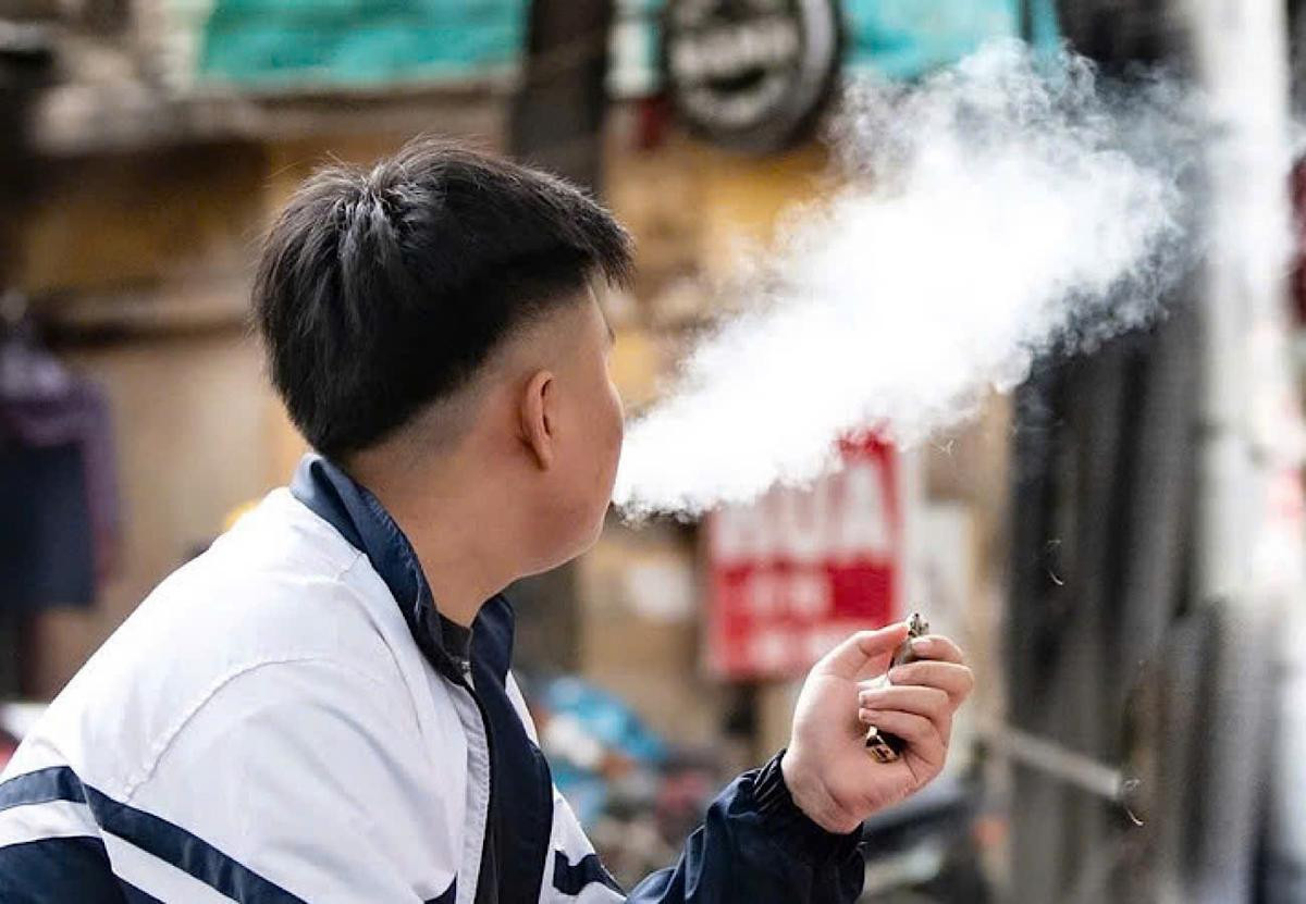 Đề xuất phạt đến 2 triệu đồng khi hút thuốc lá điện tử, thông báo vi phạm về cơ quan Ảnh 1