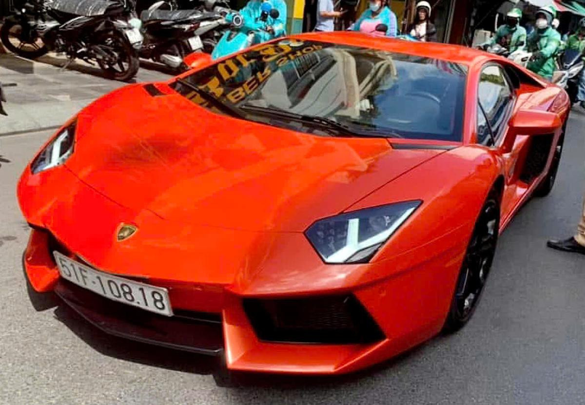 Chiếc Lamborghini bất ngờ dừng giữa phố TP HCM, người dân phát hiện tài xế 'bất ổn' Ảnh 1