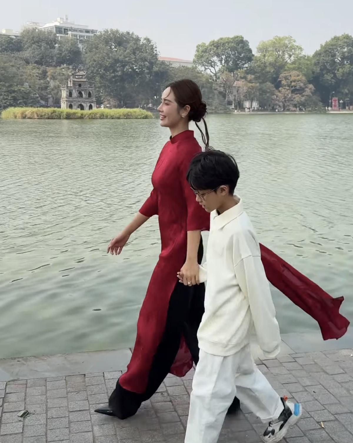 Huyền Lizzie rục rịch đón Tết cùng con trai, ngoại hình quý tử gây chú ý Ảnh 3