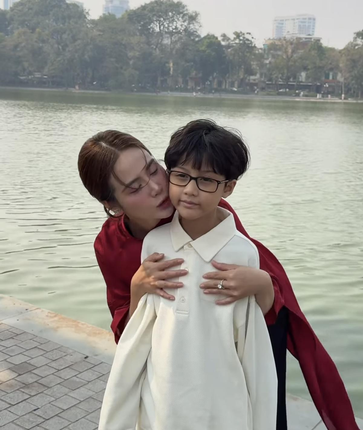 Huyền Lizzie rục rịch đón Tết cùng con trai, ngoại hình quý tử gây chú ý Ảnh 2