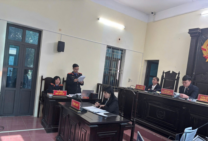 Đại diện Viện Kiểm sát thị xã Kim Bảng công bố cáo trạng - PV.