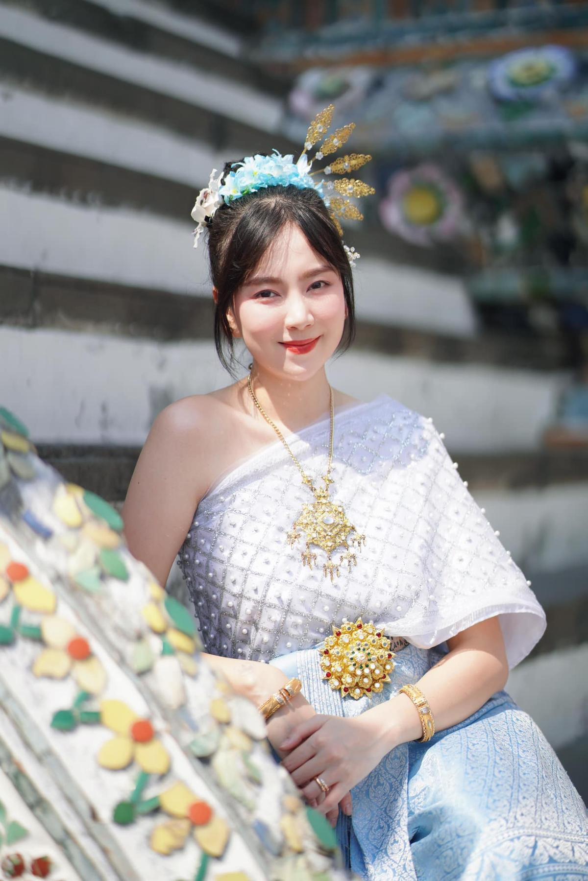 Có thể là hình ảnh về 1 người và đền thờ