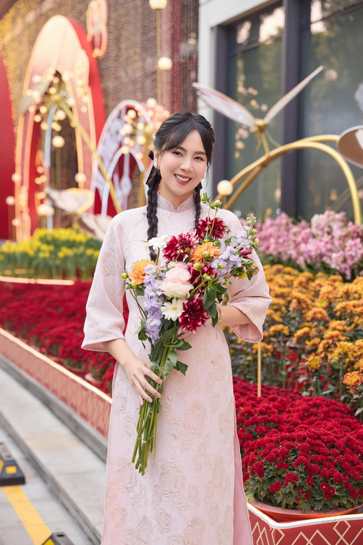 Có thể là hình ảnh về 1 người, hoa cát tường, hoa ly trắng và văn bản