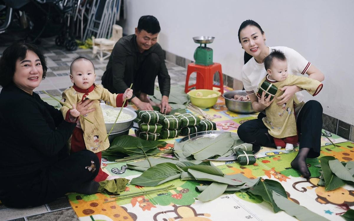 Phương Oanh đưa 2 con về quê ngoại gói bánh chưng, các nhóc tỳ tiếp tục gây sốt cõi mạng Ảnh 1