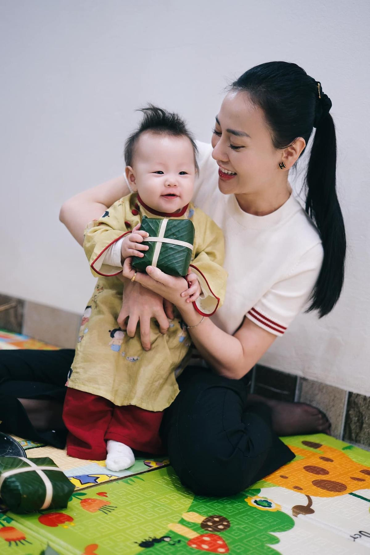 Phương Oanh đưa 2 con về quê ngoại gói bánh chưng, các nhóc tỳ tiếp tục gây sốt cõi mạng Ảnh 2