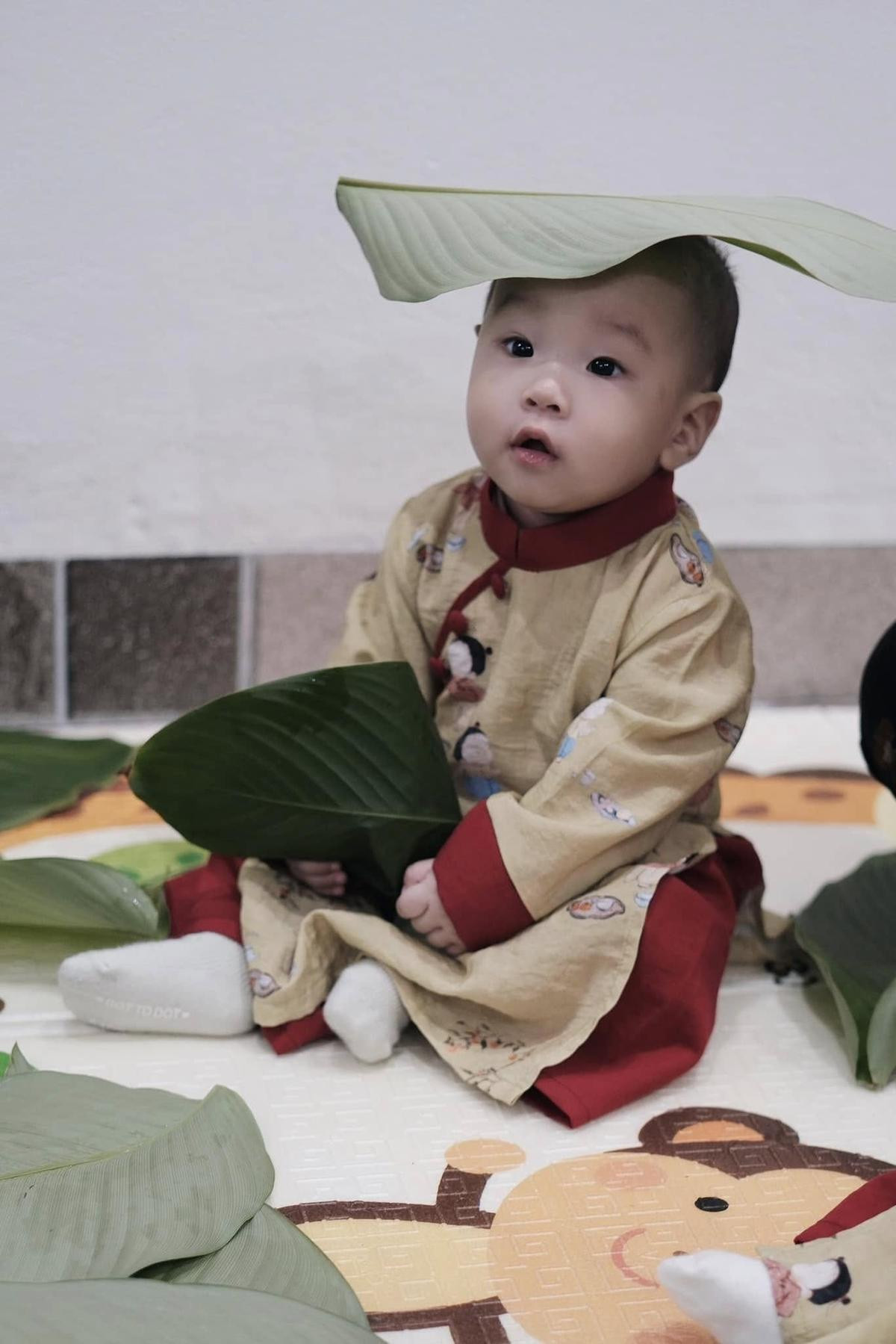 Phương Oanh đưa 2 con về quê ngoại gói bánh chưng, các nhóc tỳ tiếp tục gây sốt cõi mạng Ảnh 3
