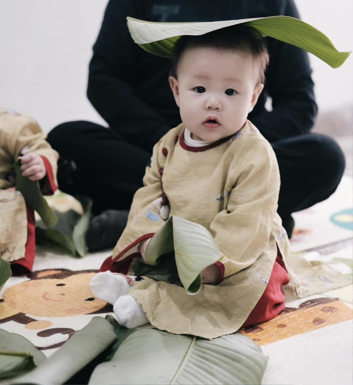 Phương Oanh đưa 2 con về quê ngoại gói bánh chưng, các nhóc tỳ tiếp tục gây sốt cõi mạng Ảnh 4