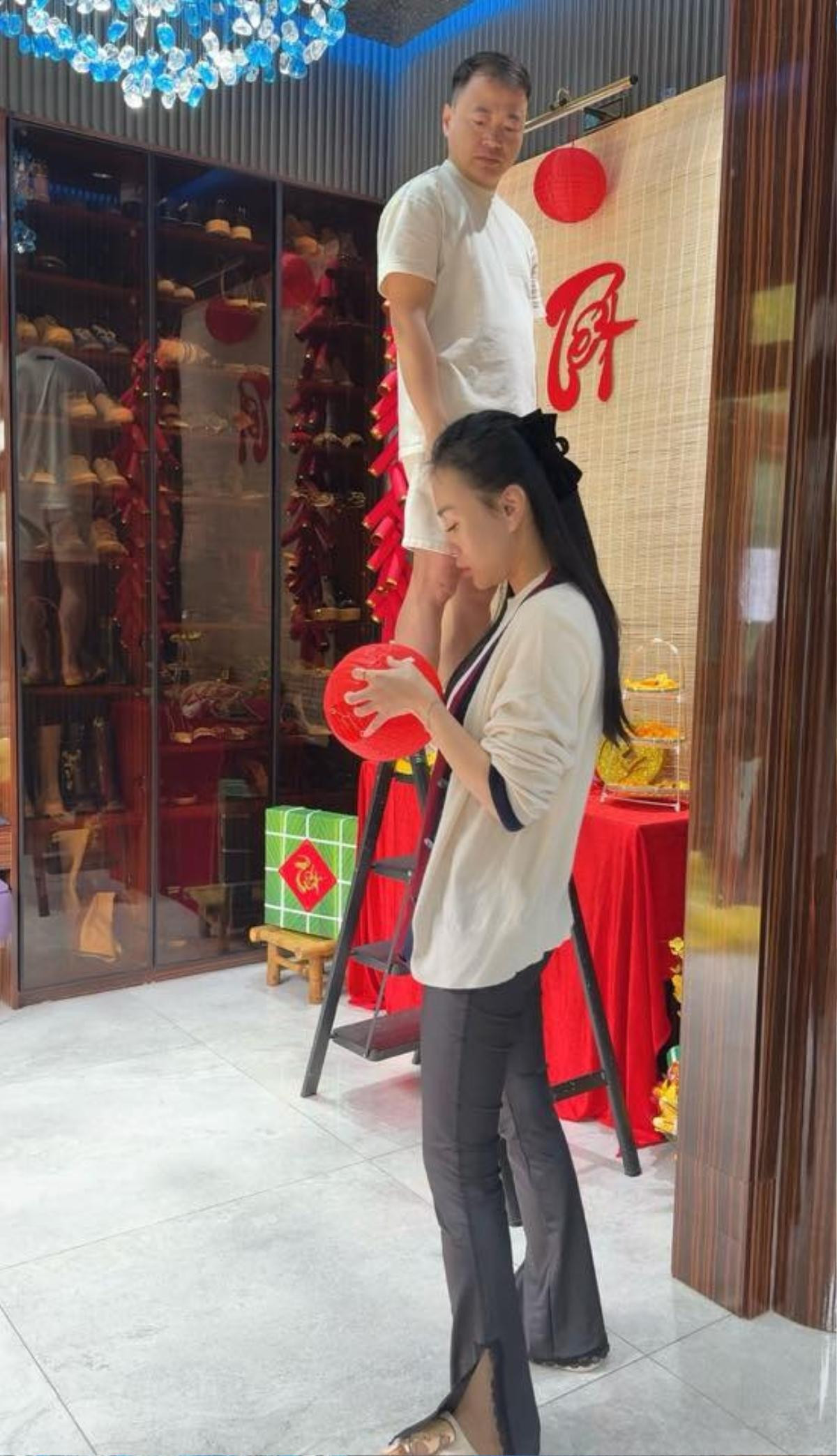 Phương Oanh đưa 2 con về quê ngoại gói bánh chưng, các nhóc tỳ tiếp tục gây sốt cõi mạng Ảnh 6