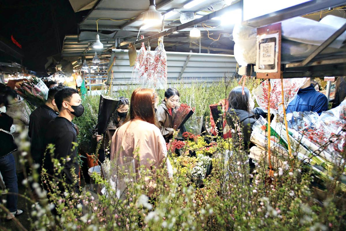 Nhộn nhịp chợ hoa Quảng An ngày giáp Tết Ảnh 2