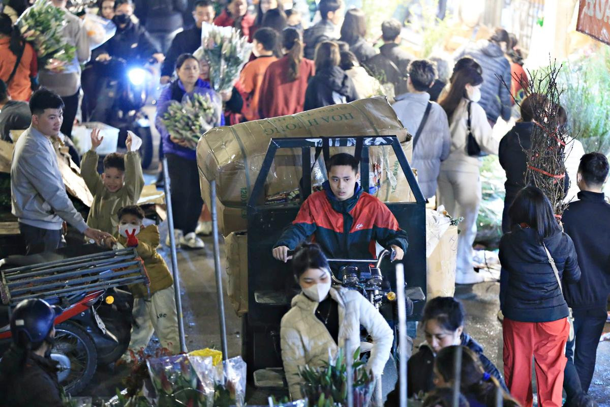 Nhộn nhịp chợ hoa Quảng An ngày giáp Tết Ảnh 4