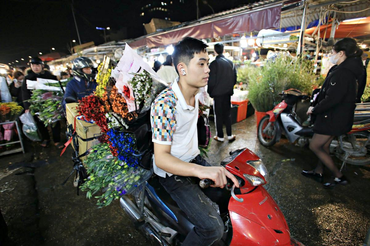 Nhộn nhịp chợ hoa Quảng An ngày giáp Tết Ảnh 3