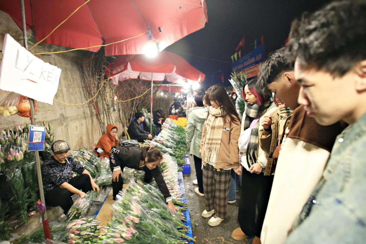 Nhộn nhịp chợ hoa Quảng An ngày giáp Tết Ảnh 7