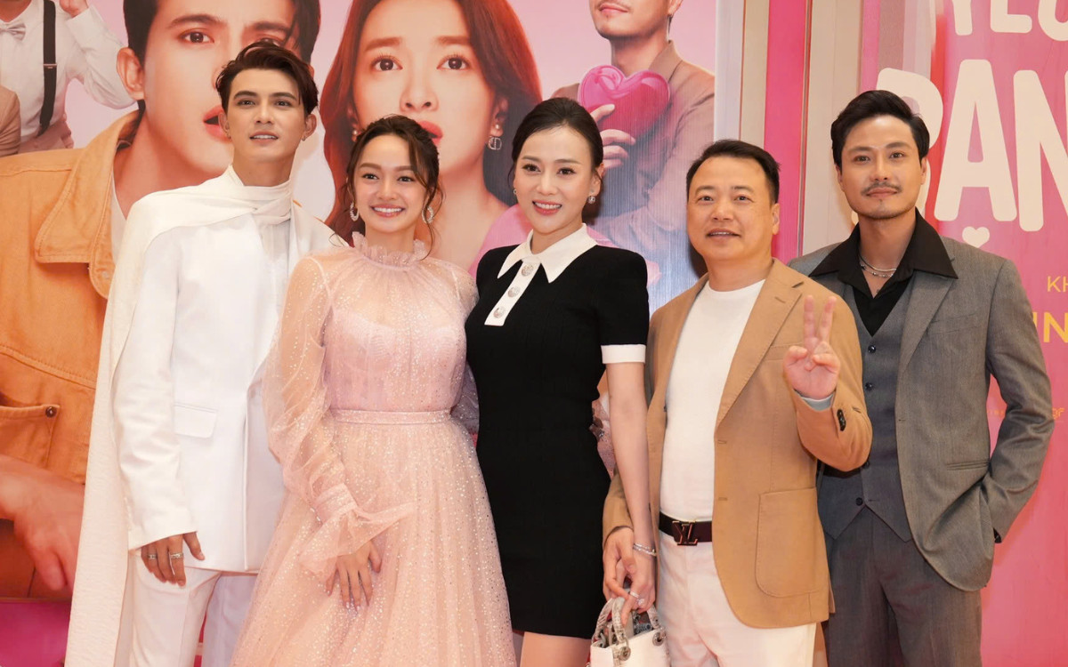 Phương Oanh khoe eo con kiến, được Shark Bình 'tháp tùng' đi sự kiện Ảnh 3