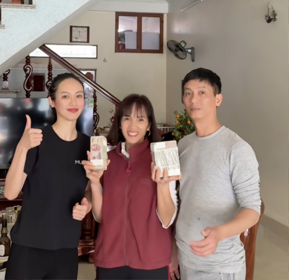 Á hậu Việt khoe tặng tiền mặt 'khủng' cho bố mẹ dịp Tết Nguyên Đán Ảnh 2