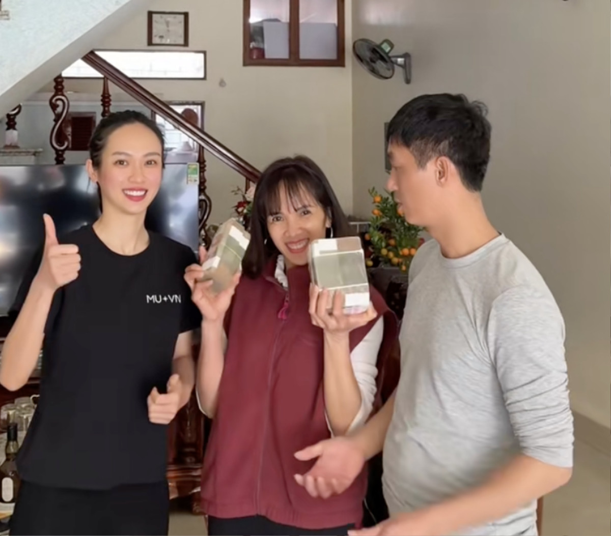 Á hậu Việt khoe tặng tiền mặt 'khủng' cho bố mẹ dịp Tết Nguyên Đán Ảnh 1