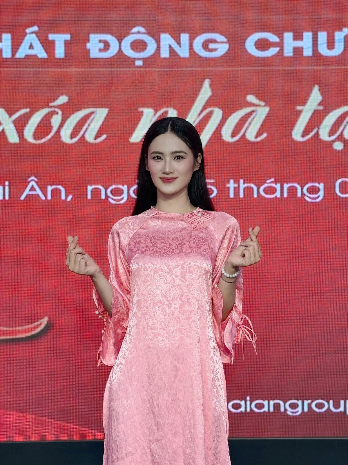 Hoa hậu Ý Nhi bị chê nhan sắc Ảnh 2