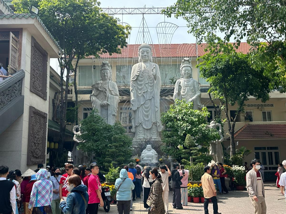 Người dân nô nức đi lễ chùa cầu an ngày đầu năm mới Ất Tỵ Ảnh 1