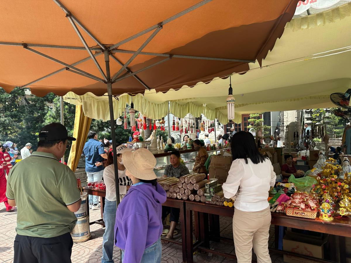 Người dân nô nức đi lễ chùa cầu an ngày đầu năm mới Ất Tỵ Ảnh 2