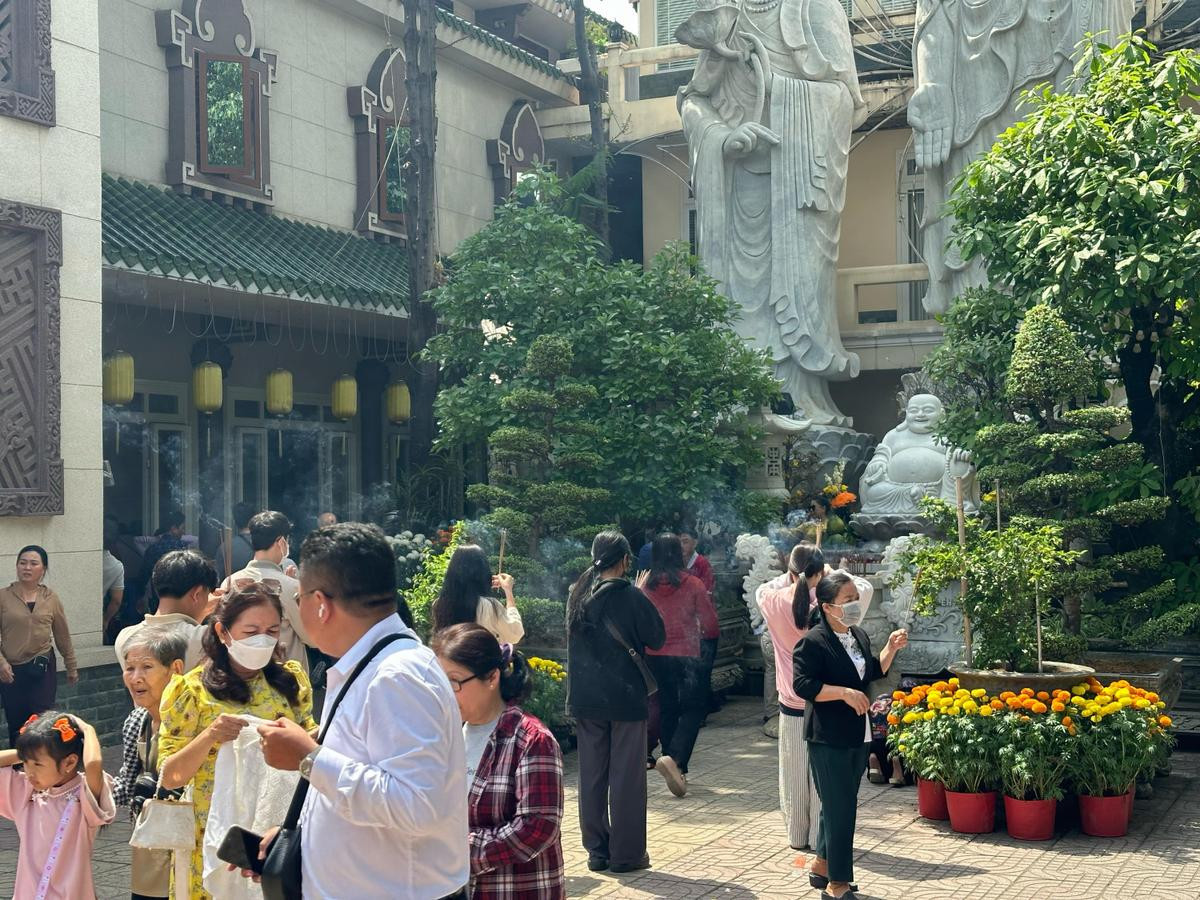 Người dân nô nức đi lễ chùa cầu an ngày đầu năm mới Ất Tỵ Ảnh 3