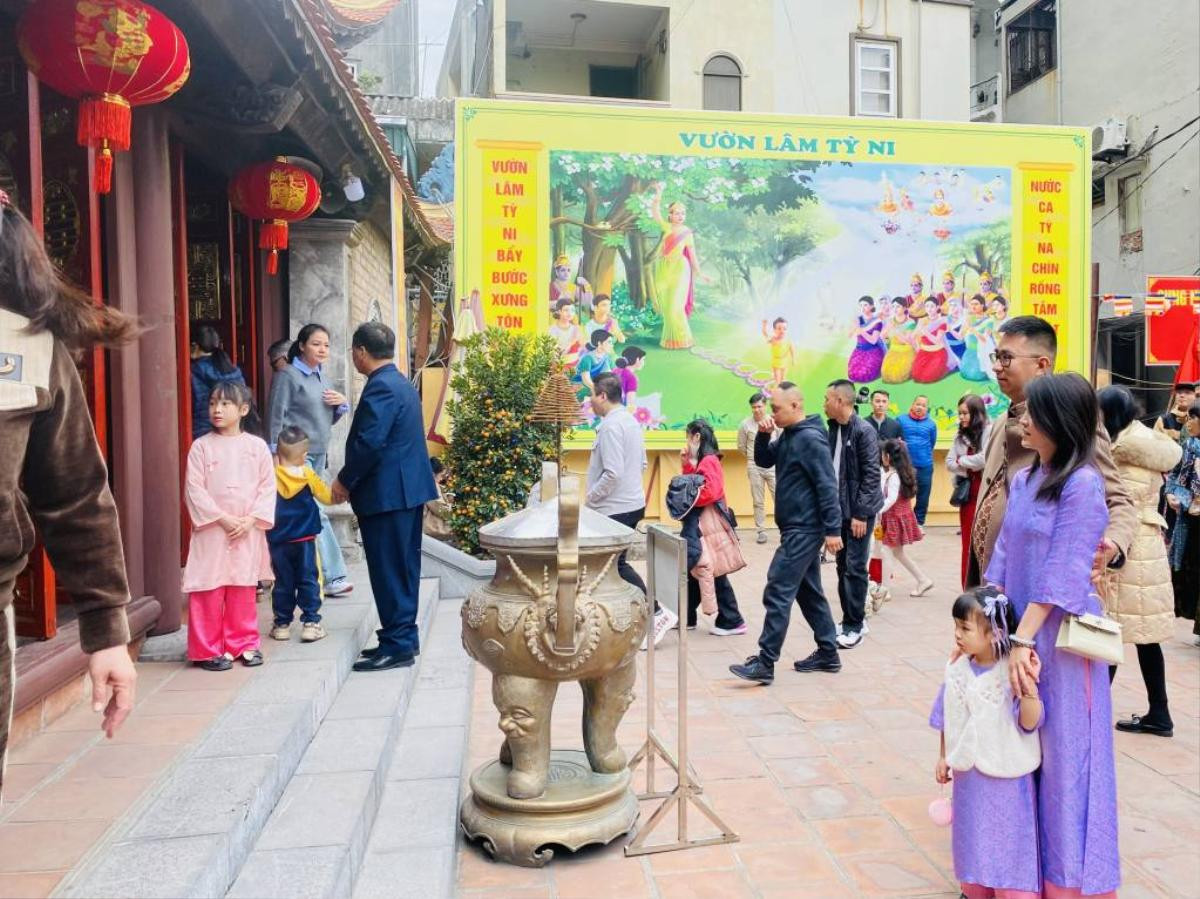 Người dân nô nức đi lễ chùa cầu an ngày đầu năm mới Ất Tỵ Ảnh 5
