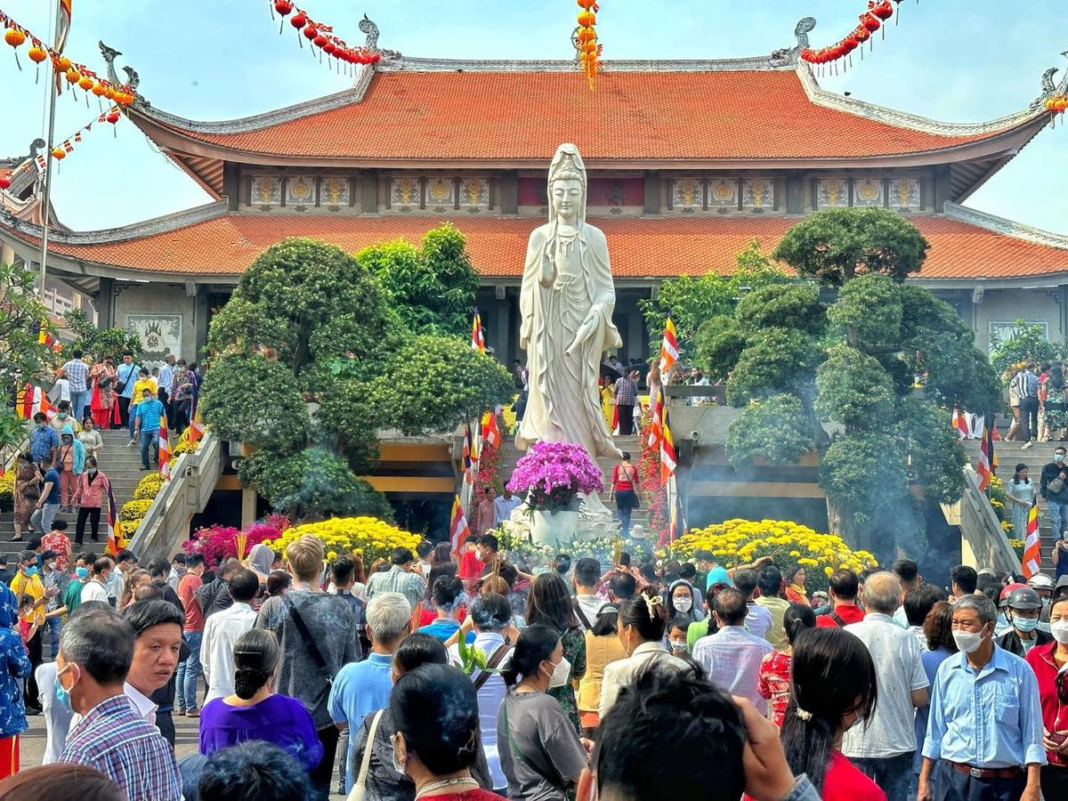 Người dân nô nức đi lễ chùa cầu an ngày đầu năm mới Ất Tỵ Ảnh 6