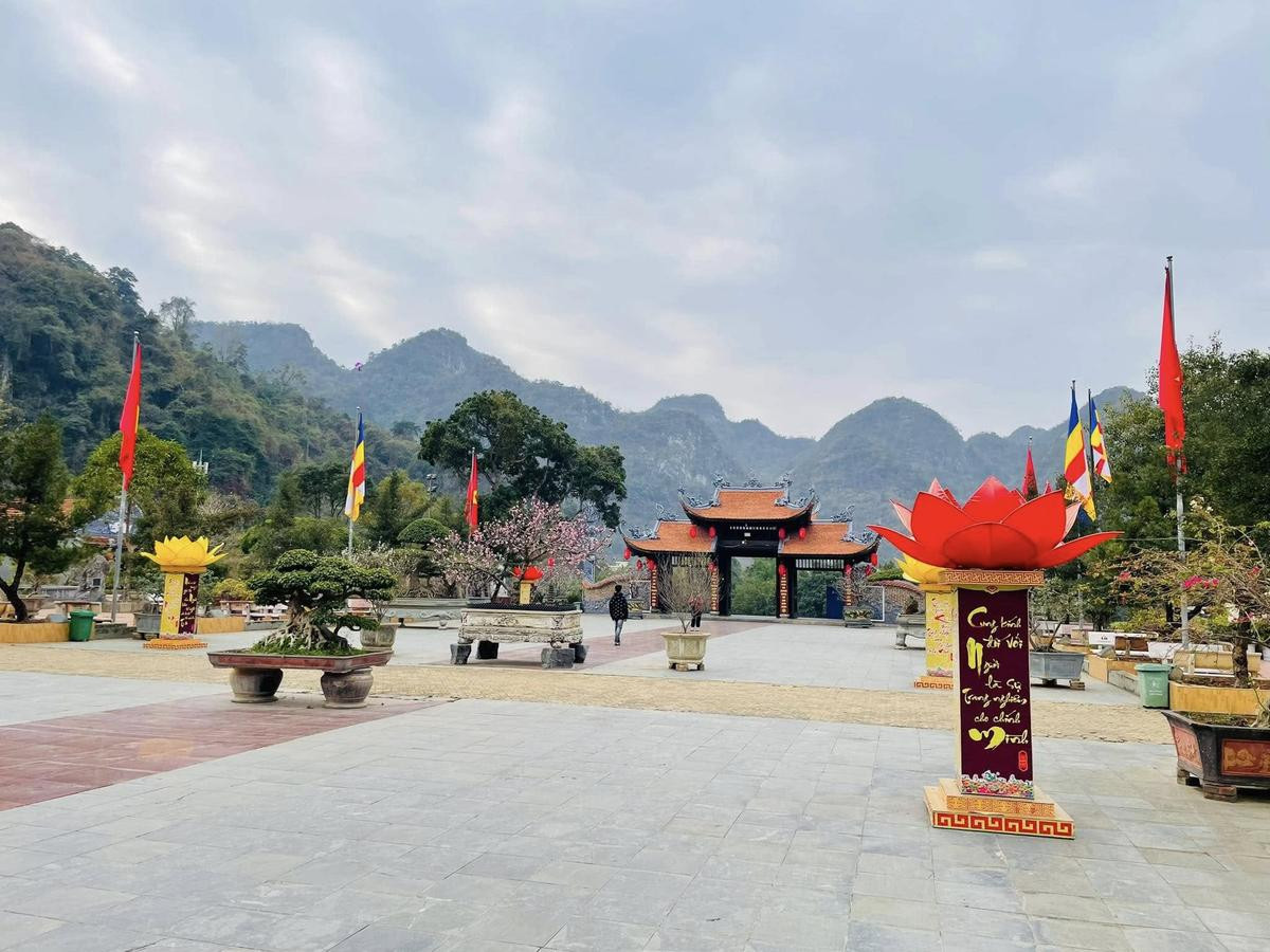 Người dân nô nức đi lễ chùa cầu an ngày đầu năm mới Ất Tỵ Ảnh 7