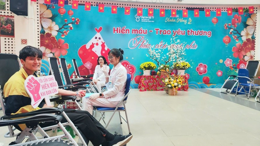 Anh Nguyễn Đức Đạt (ở Thanh Trì, Hà Nội) là người hiến máu đầu tiên trong ngày mùng 1 Tết.