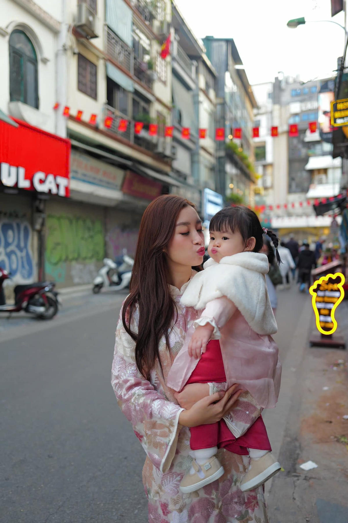 Hoa hậu Đỗ Mỹ Linh tình tứ bên chồng chủ tịch đầu năm Ảnh 2