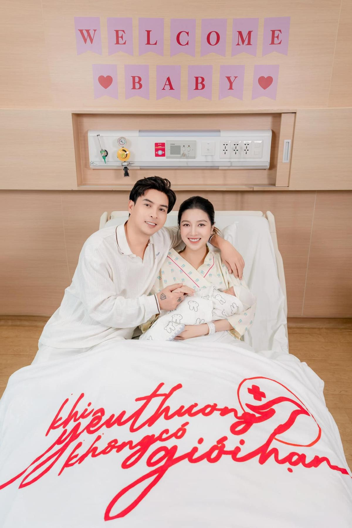 Có thể là hình ảnh về 3 người và văn bản
