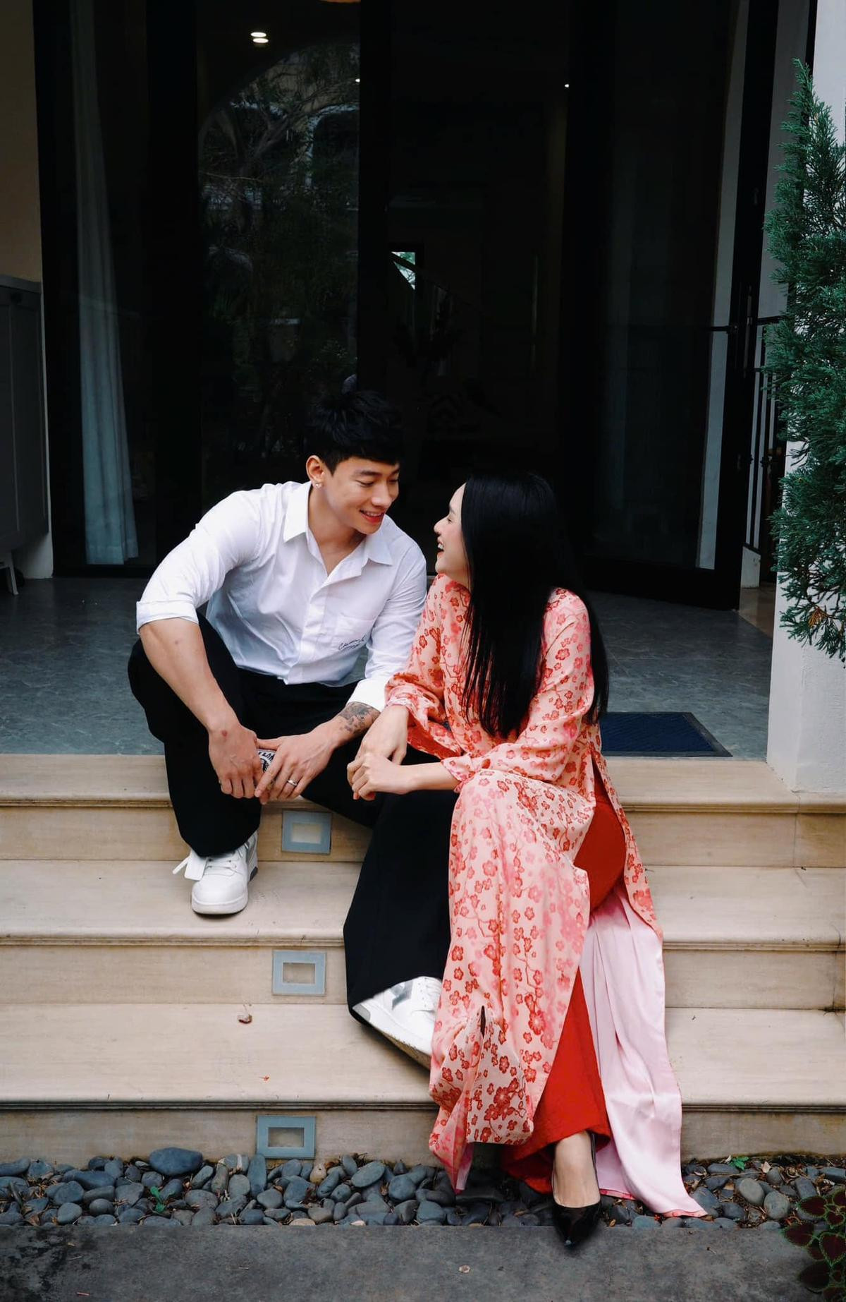 Hoa hậu Hương Giang nói gì về bức ảnh khóa môi tình trẻ gây sốt mạng? Ảnh 1